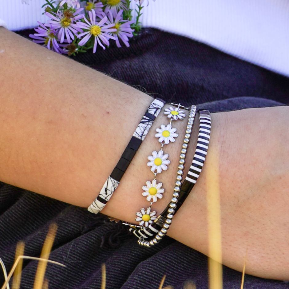 How to make a DAISY CHAIN flower bracelet | Easy beaded 90s jewelry DIY -  YouTube