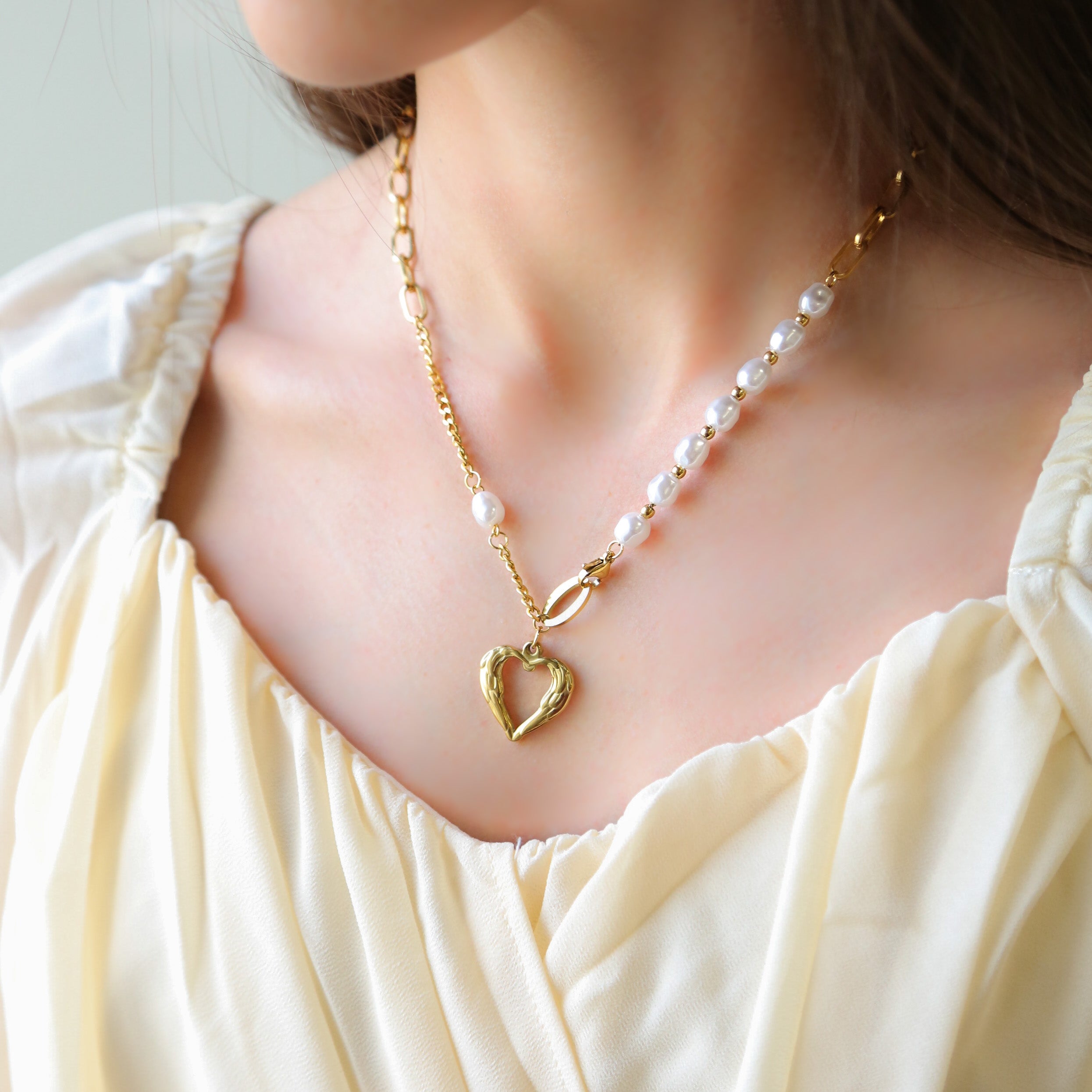 FAMOUS - Gold Plated Heart & Pearl Necklace